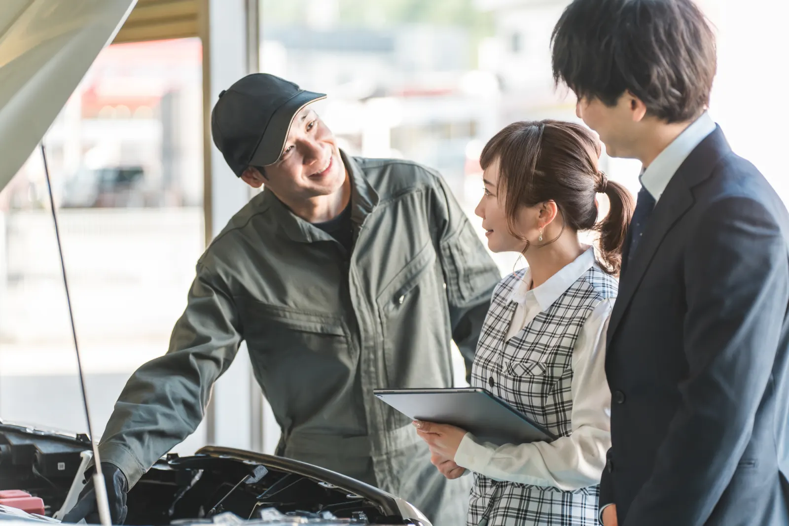整備士がお客様に車の状態を説明している様子